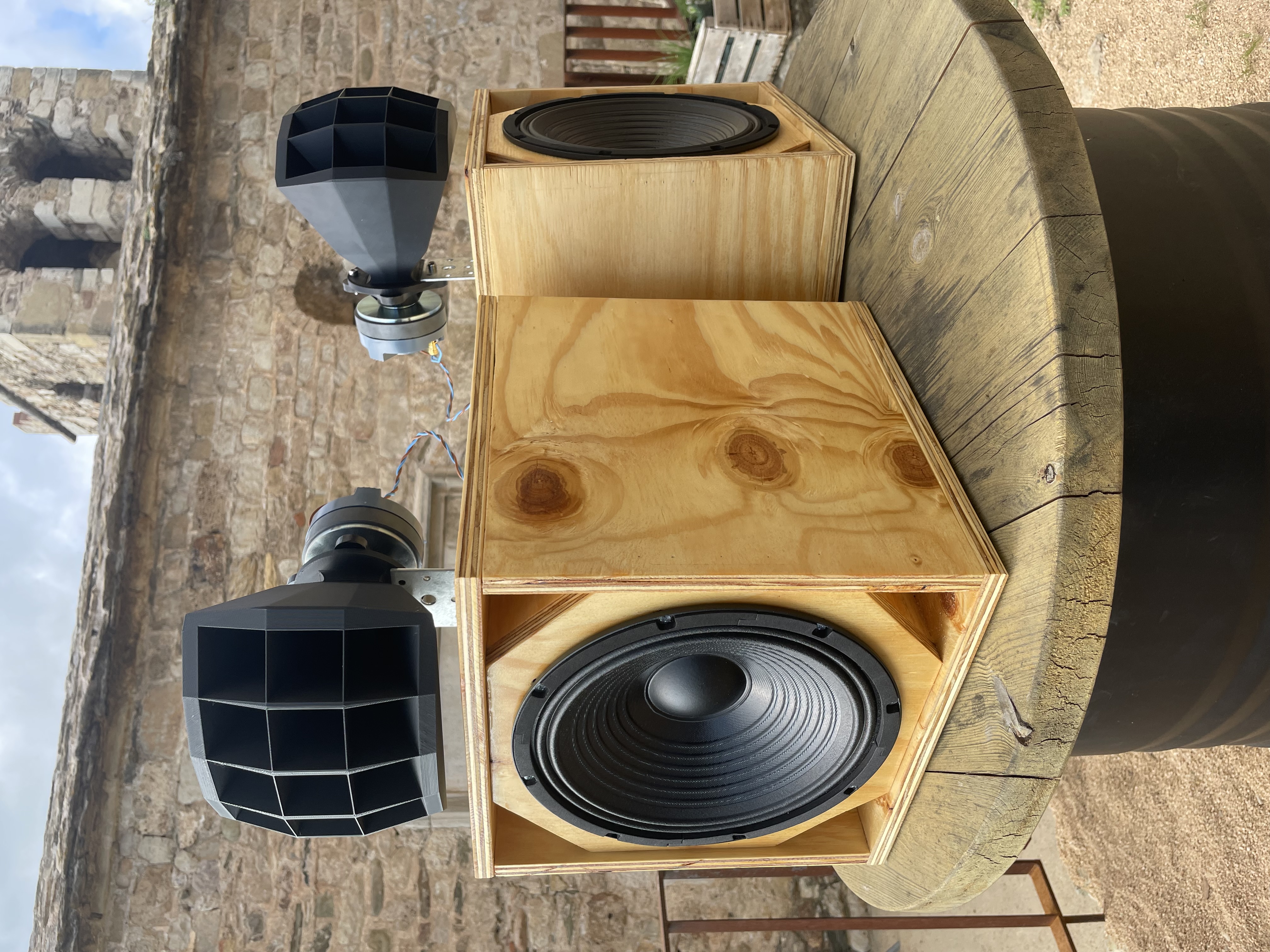 Altavoces Sacre Bar vista frontal con piedra